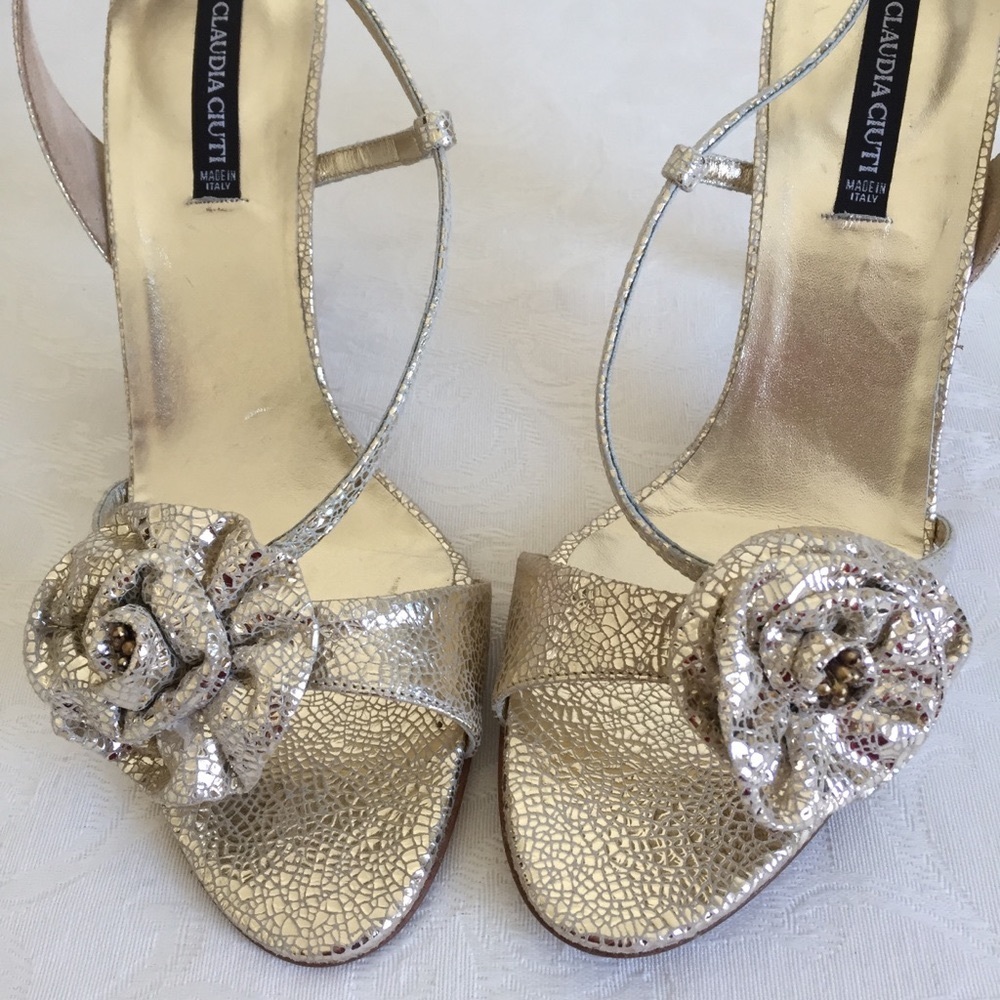 Claudia Ciuti gold flower appliqué sandals